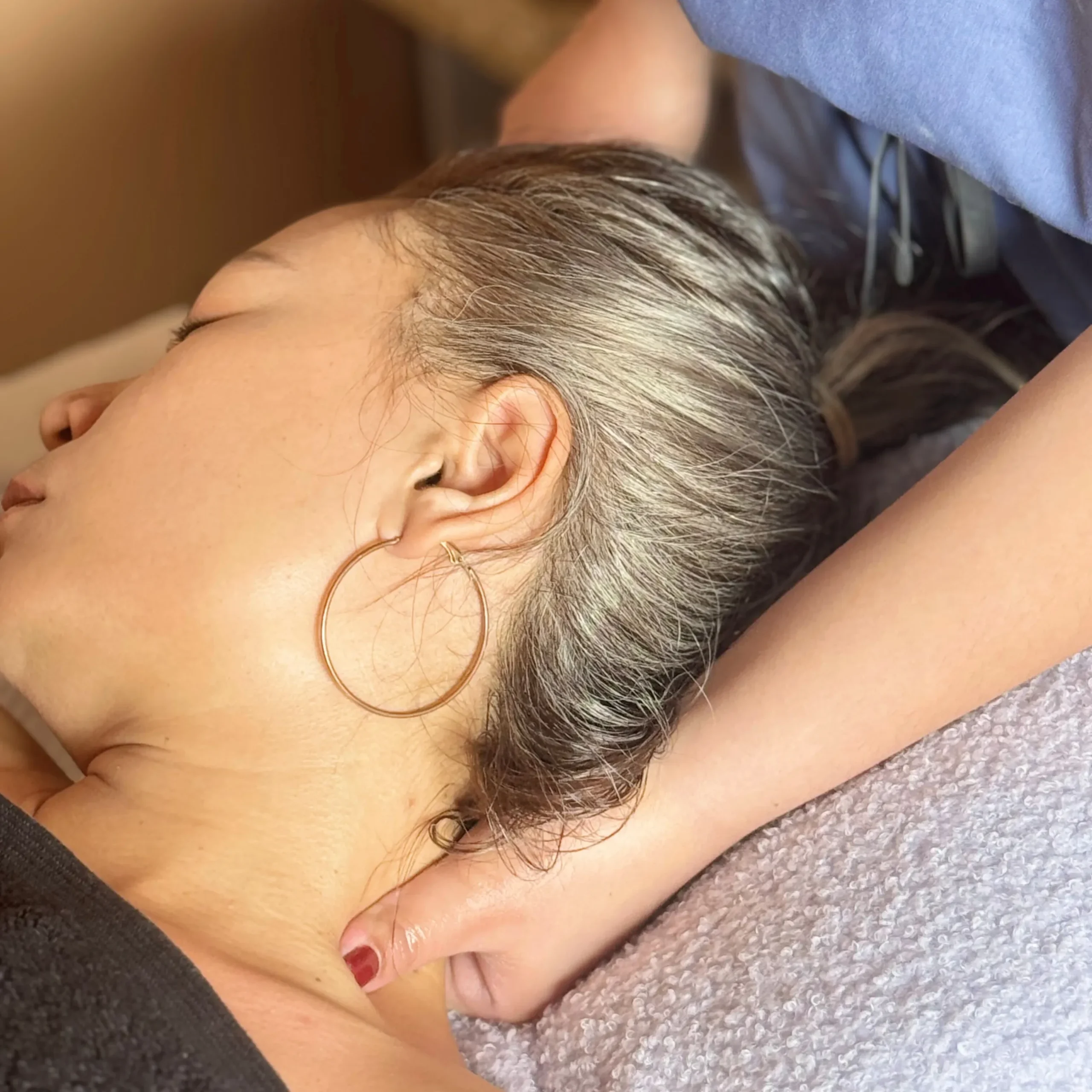 photo of kitty giving a neck massage