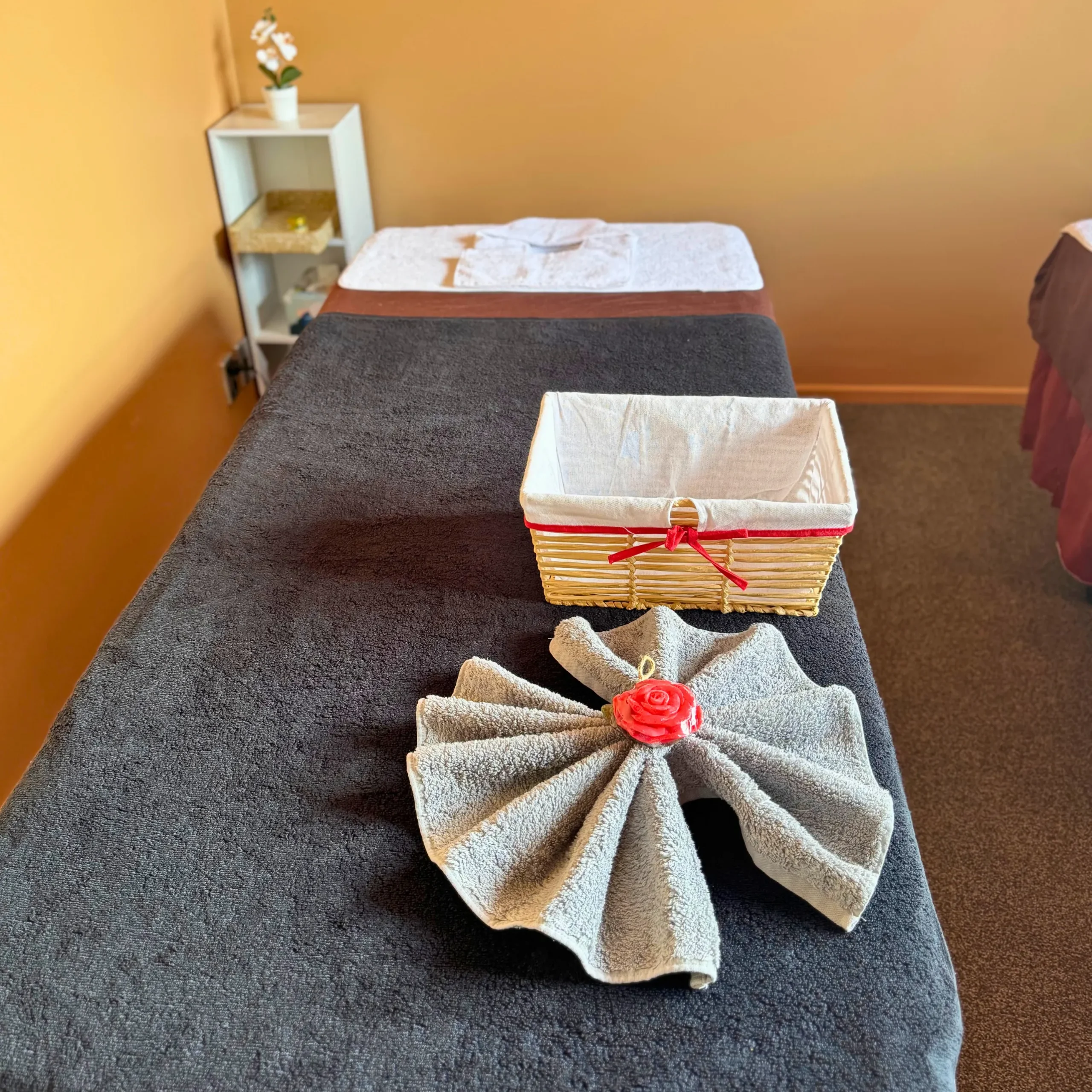 Single massage table at Sinapha Thai massage devonport