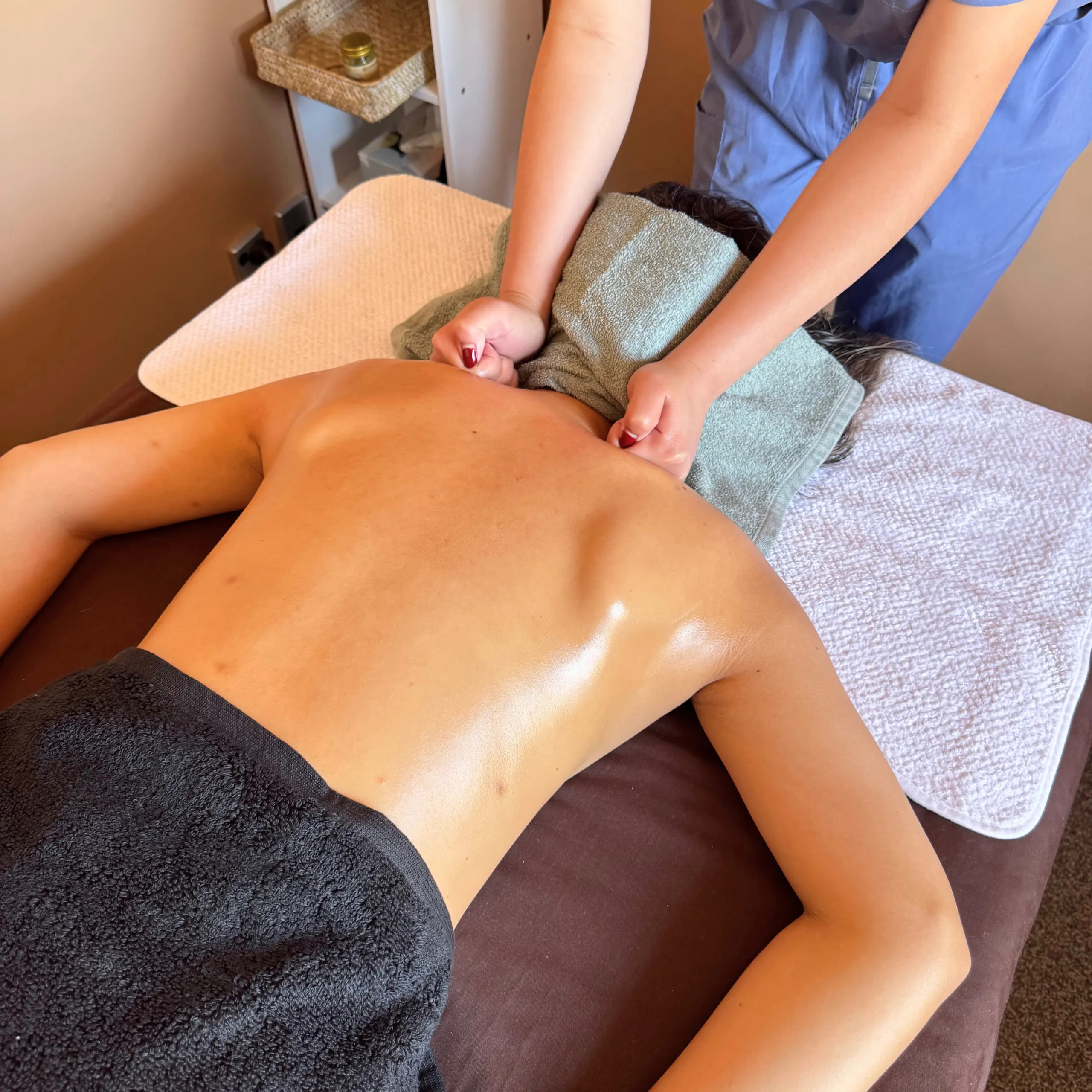 headshot of massage therapist vasi from sinapha thai massage